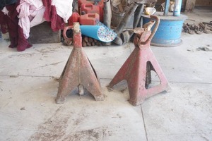 lot 132 image: Heavy duty jack stands