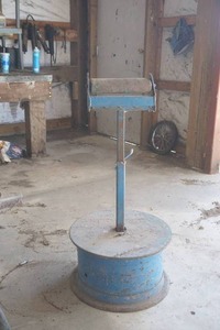 lot 134 image: Adjustable woodshop roller