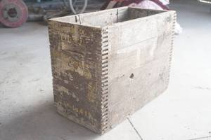lot 180 image: Vintage Wood box wtools