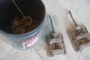 lot 195 image: Bench Vices & Additional metal