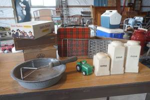 lot 214 image: Cigar Boxes-Vintage Lunchbox-Shaker Set