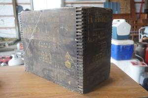 lot 222 image: Vintage wood box