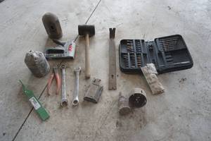 lot 258 image: Various hand tools-oxy tank cap