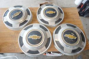 lot 269 image: Vintage Chevy Pickup Hubcaps