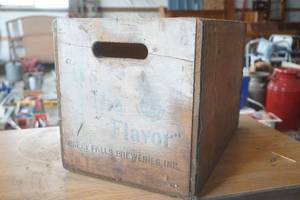 lot 271 image: Vintage wood box