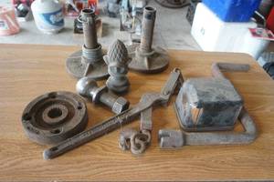 lot 282 image: Snowplow feet-Tractor crank-John Deere Filter