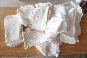 lot 306 image: Assorted Kitchen Linen