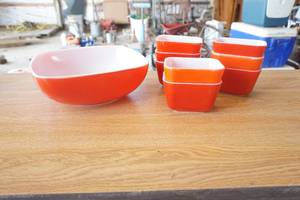 lot 315 image: Vintage Pyrex Bowls