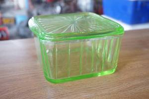 lot 321 image: Vaseline Glass uranium