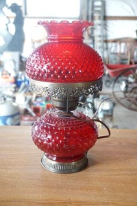 lot 326 image: Vintage Red hob nail Gold Glass Lamp