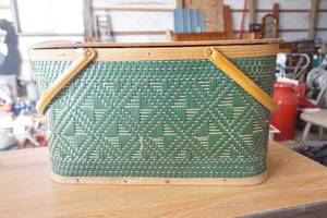 lot 340 image: Picnic basket