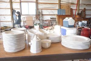 lot 372 image: Pfaltzgraff White Plateware