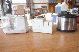 lot 376 image: mini food processer-Oster sharpener-crock pot