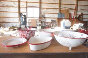 lot 383 image: Vintage Enamel Mixing bowls-Plates