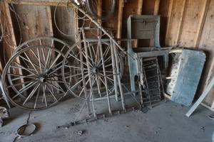 lot 399 image: Antique horse drawn buggy