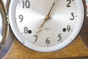 lot 421 image: vintage mantle clock