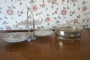 lot 427 image: Pyrex casserole dish with serving stand and candydessert display