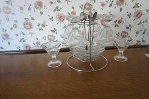 lot 432 image: Malt and sundae set
