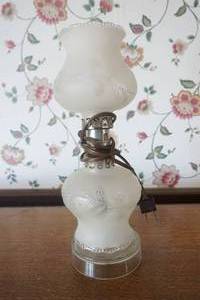 lot 433 image: Vintage glass lamp