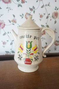 lot 438 image: Cookie Pot Cookie Jar