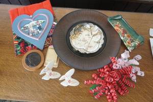 lot 444 image: Assorted Wall Decor
