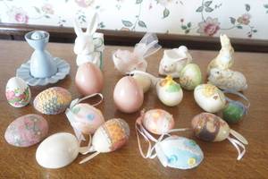lot 446 image: Easter Decoration