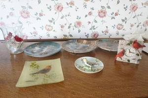 lot 459 image: Decorative Bird Plates and decor