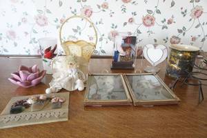 lot 466 image: Picture frames & Candle holders