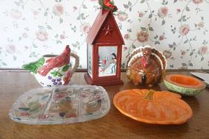 lot 467 image: Thanksgiving decorations