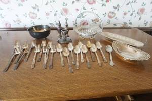lot 480 image: Assorted Silver plate silverware and dishes