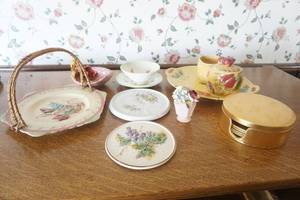 lot 484 image: Assorted Decorative Dishware