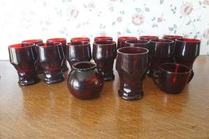 lot 490 image: Cranberry Glass Set