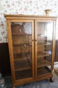 lot 506 image: Mission oak Cabinet