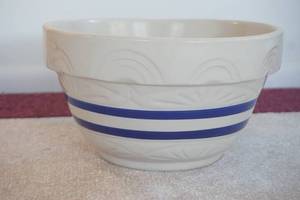 lot 515 image: Ransbottum Pottery Pot