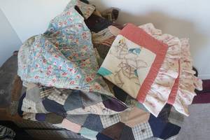 lot 519 image: Vintage Wool Homemade Quilt and pillow cases