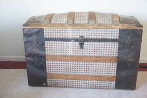 lot 521 image: Round top Travel Chest