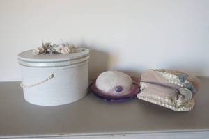lot 529 image: Hatbox wVintage Hats