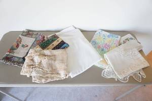 lot 546 image: Table Cloths-Doilies-Placemats