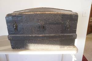 lot 551 image: Vintage Round-top traveling trunk