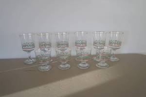 lot 555 image: Holiday Glasses