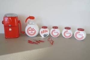 lot 558 image: Vintage Ice grinder-Kitchen shakers