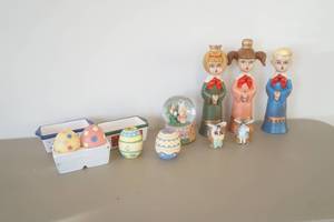 lot 559 image: Holiday Decorations