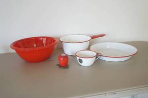 lot 565 image: Enamel Cookware and Ceramic Bowl