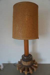 lot 568 image: Rustic Wagon Wheel Hub Lamp