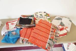 lot 571 image: Assorted Table Cloths-Placemats-Towels