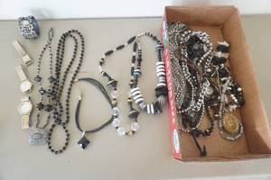 lot 574 image: Assorted Jewelry