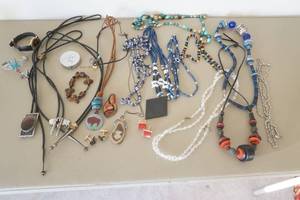 lot 575 image: Assorted Jewelry