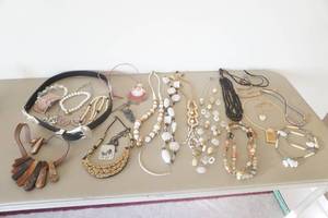 lot 576 image: Assorted Jewelry