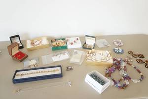 lot 577 image: Assorted Jewelry