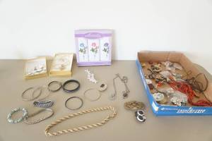 lot 578 image: Assorted Jewelry